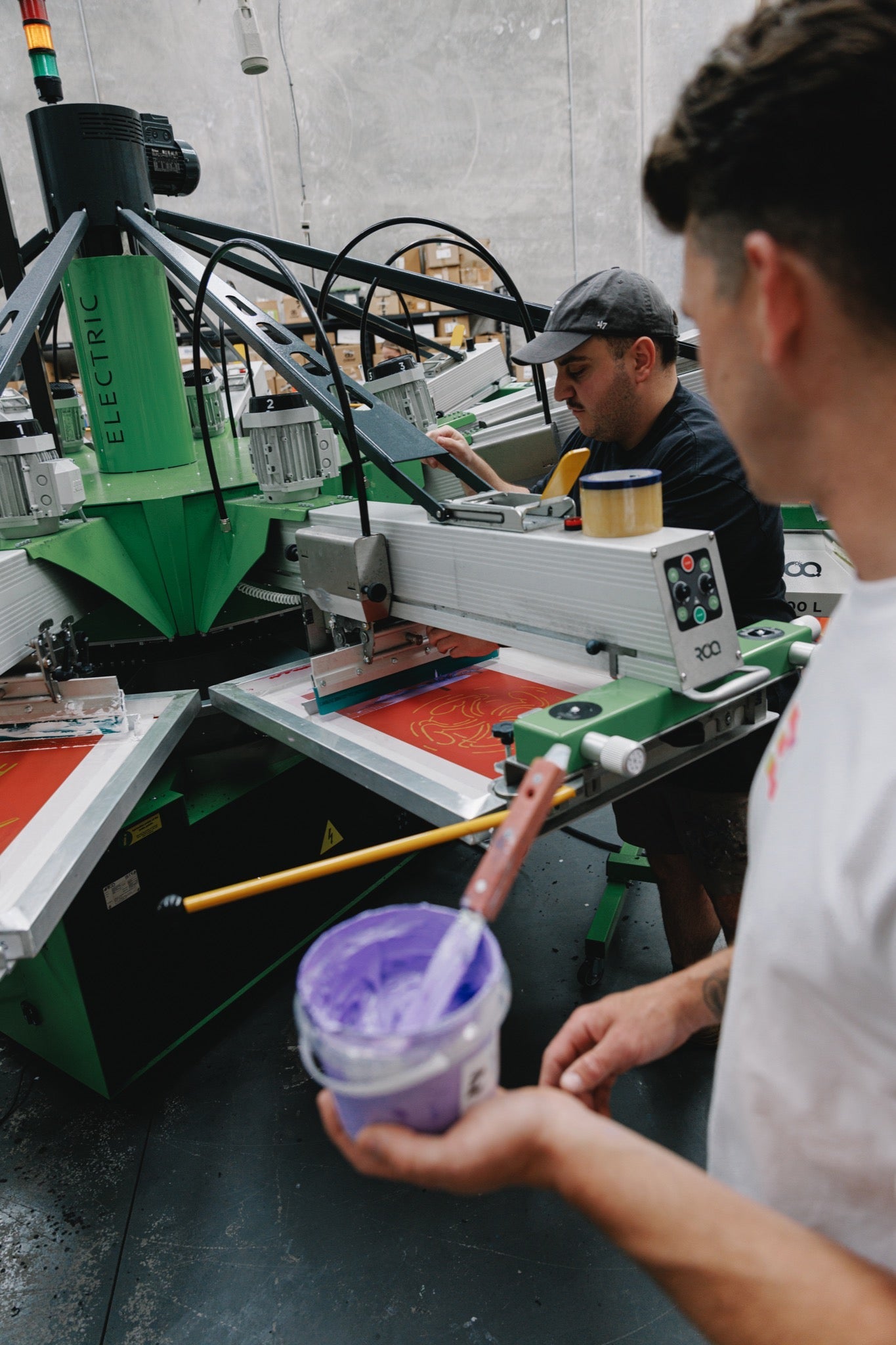 Custom Tees vs Retail Tees – Why Quality Matters